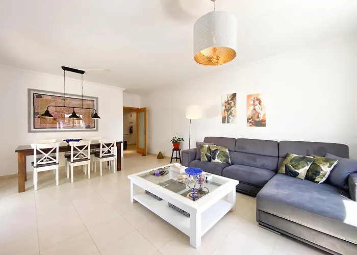 Modern And Spacious Apartment In Lagos #1939