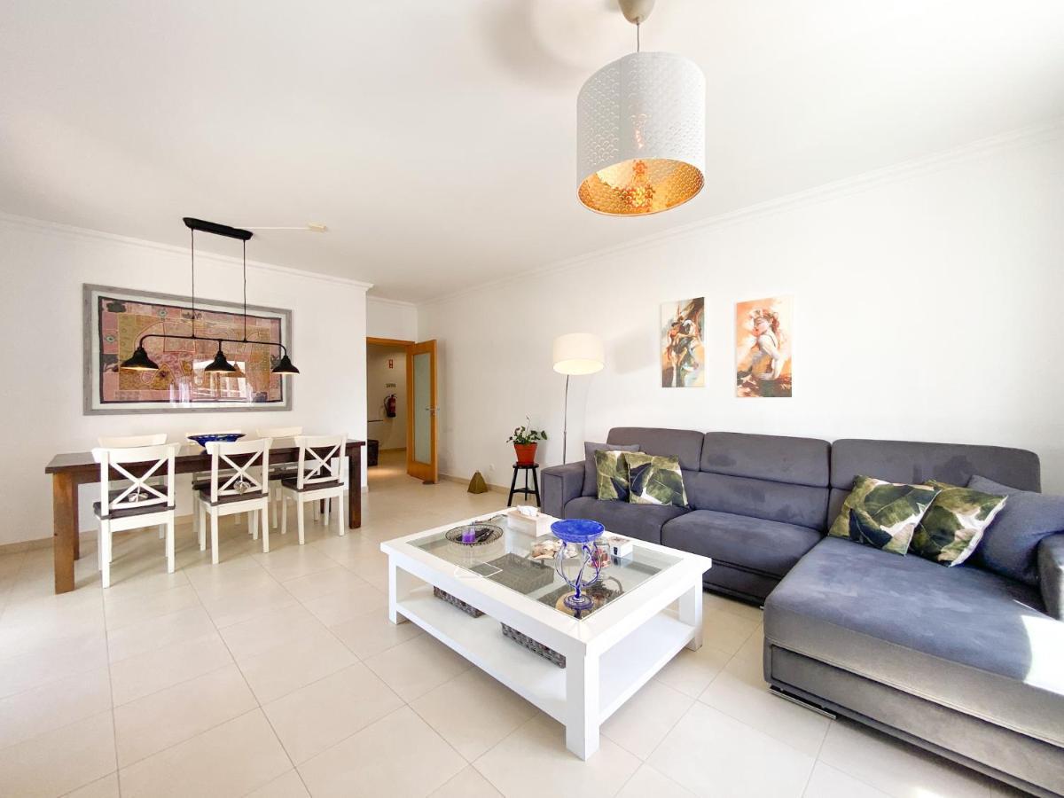 Modern And Spacious In #1939 Apartment *