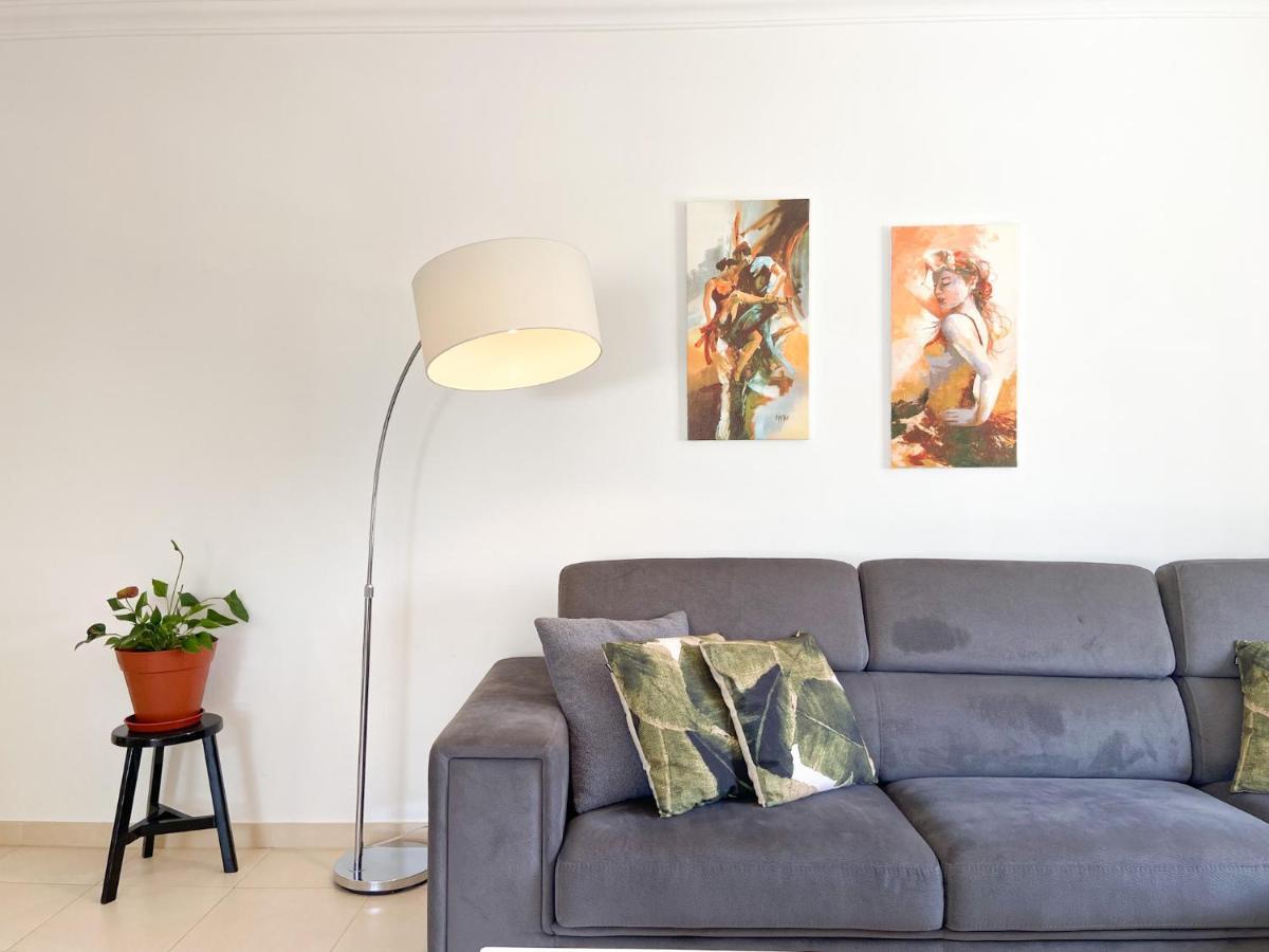 Apartment Modern And Spacious In #1939